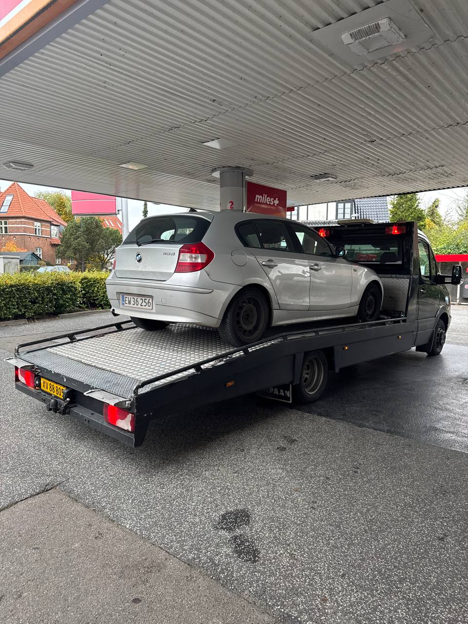 Bil på ladvogn efter nedbrud